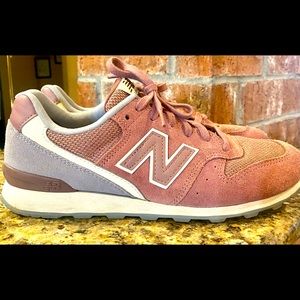 Women’s Blush / Mauve New Balance 696 sneakers